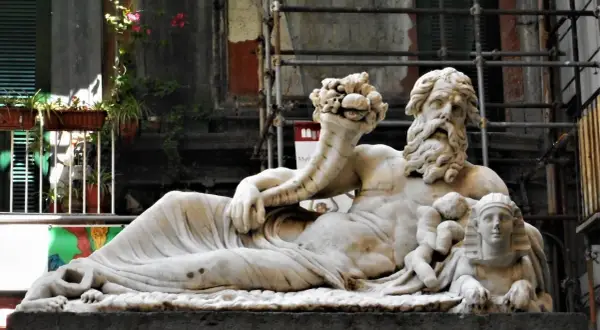Statua del Nilo a Napoli, con il dio fluviale sdraiato e una sfinge ai suoi piedi.