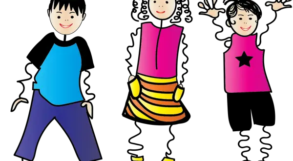 Tres niños sonríen. El de la izquierda lleva camiseta azul y pantalones morados. El del medio, vestido rosa y falda a rayas. El de la derecha, vestido rosa con estrella. ¡Perfectos para aprender sujeto y predicado 2 primaria!