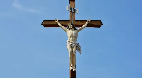 Figurka Jezusa na krzyżu, symbol wiary. Co to jest ortodoksja? To pytanie zadaje sobie wielu.