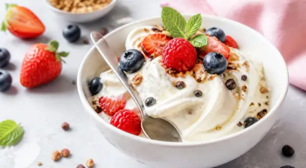 Ein cremiges Frozen Joghurt Rezept mit frischen Beeren und Granola. Perfekt für heiße Tage!