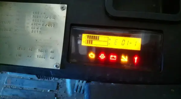 Co oznaczają kontrolki w wózku widłowym Toyota? Kluczowe informacje i porady