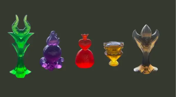 Figurki z gry Villainous: zielona Maleficent, fioletowa Ursula, czerwona Królowa Kier, żółty Hades i szary Jafar.