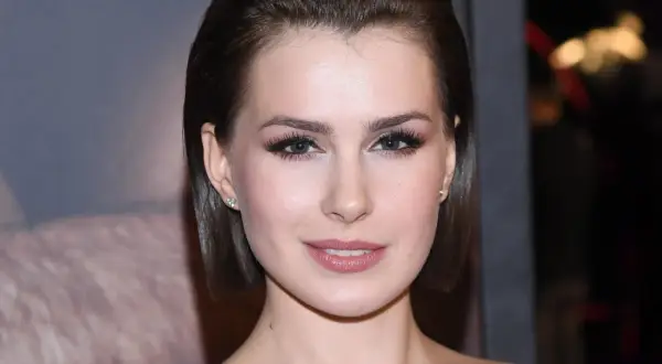 Anna Maria Sieklucka mit einem strahlenden Lächeln und auffälligem Make-up.