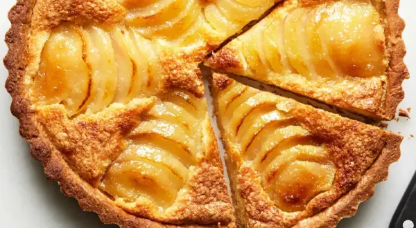 Tarta de peras y almendras dorada y jugosa, con finas láminas de pera y una base crujiente.