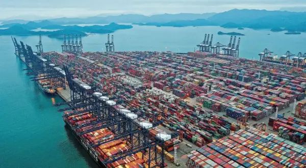 Ein riesiger Containerhafen mit vielen Kränen und Containern, der an die größten Häfen Europas erinnert.