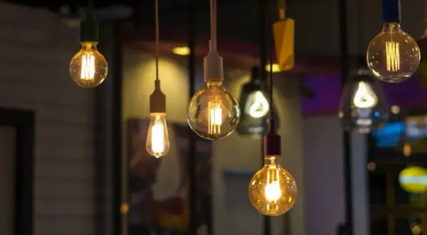 Żarówka LED filament – oszczędność energii i stylowe oświetlenie