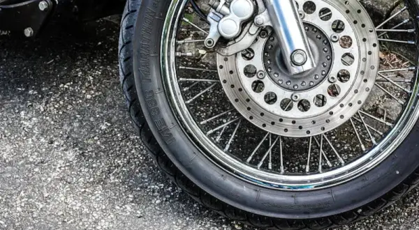 Jakie ciśnienie w oponach motocykla 125 zapewnia bezpieczeństwo i wydajność