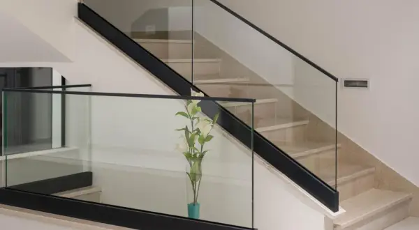 Szklane Balustrady Schodowe: Bezpieczeństwo i Elegancja w Jednym
