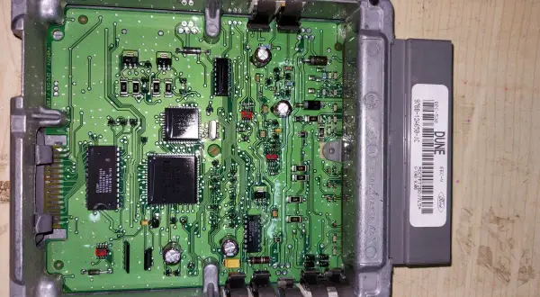 Elektronika Forda z kodem błędu DTC P1260. Widoczny moduł EEC-V z numerem 97BB-12A650-JC.