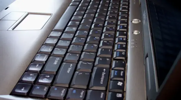 Jak włączyć klawiaturę w laptopie i rozwiązać najczęstsze problemy