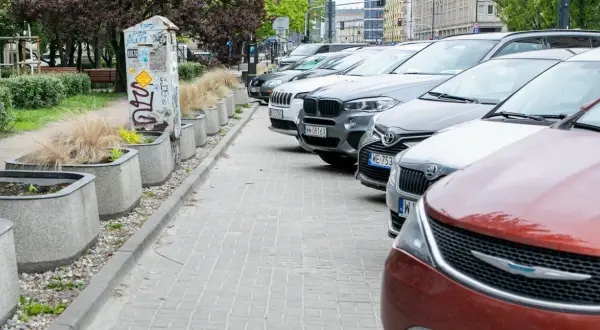 Ile miejsca na chodniku? Kluczowe przepisy, które musisz znać