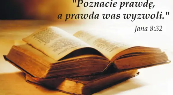 Stare księgi otwarte na stole. "Poznacie prawdę, a prawda was wyzwoli." Jan 8:32.