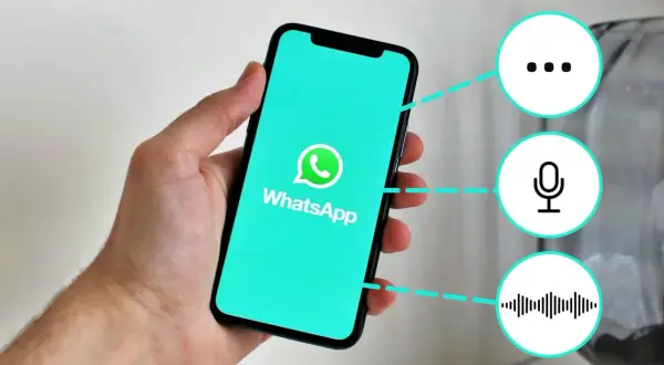 Mano sostiene un teléfono con WhatsApp. Iconos de puntos suspensivos, micrófono y onda sonora sugieren funciones, como "que significa gn en inglés".