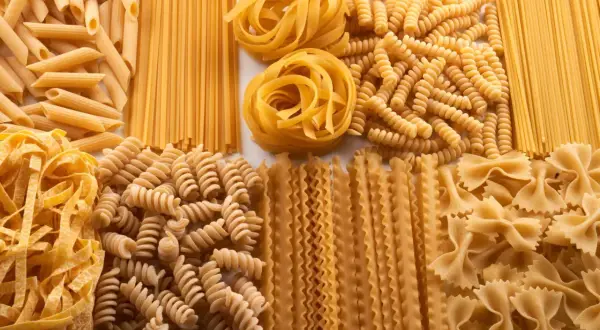 Varietà di pasta italiana: penne, spaghetti, fettuccine, fusilli, farfalle e mafaldine. La promessa della best pasta in Rome.