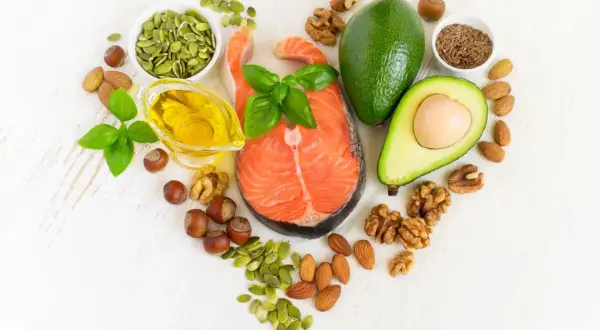 Łosoś, awokado, orzechy, migdały, pestki dyni i siemię lniane to zdrowe produkty, które obniżają cholesterol.