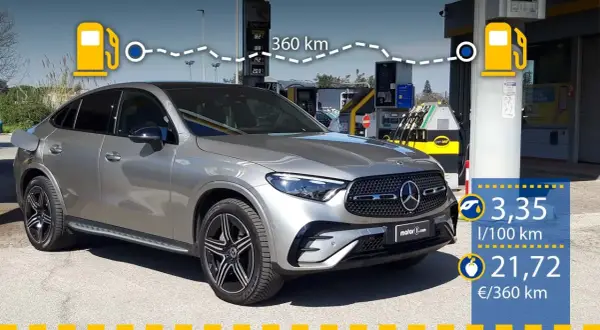 Mercedes GLC300e en una gasolinera, mostrando un consumo de 3,35 l/100 km y 21,72 € por 360 km.