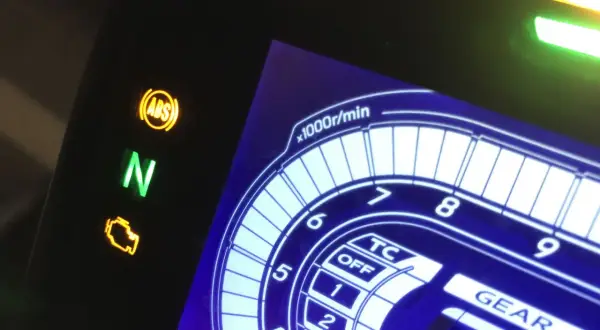 Kontrolki motocyklowe: ABS, N (luz), kontrolka silnika. Wyświetlacz pokazuje obroty i bieg.