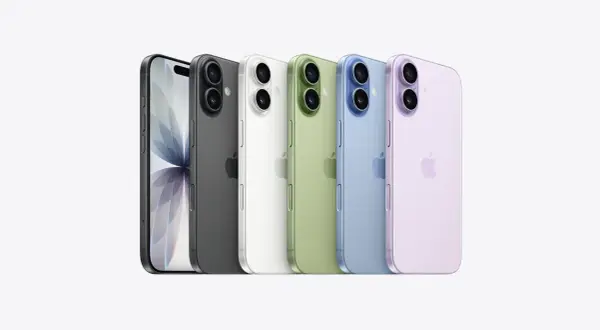 Rząd iPhone'ów 17 w kolorach: grafitowy, biały, zielony, niebieski i fioletowy.