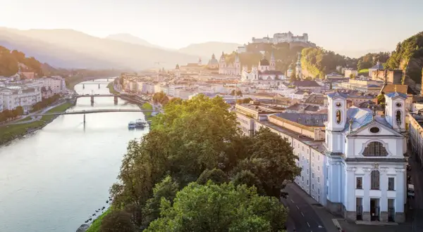 Sonnenuntergang über Salzburg: Entdecke die Stadt und ihre **Salzburg Geheimtipps** abseits der Touristenpfade.