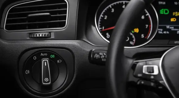 Pokrętło świateł w samochodzie. Kiedy jakie światła? Ustawienie "Auto" zapewnia automatyczne włączanie i wyłączanie świateł.