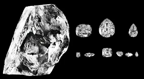 Surowy diament Cullinan obok oszlifowanych kamieni, które ozdobiły korona wielkiej brytanii.