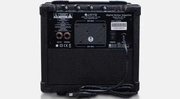 Cyfrowy wzmacniacz gitarowy z efektami JOYO DC-15, gotowy do podłączenia gitary i tworzenia muzyki.