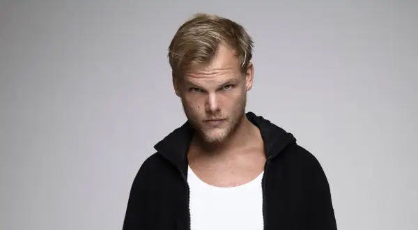 Avicii, zamyślony, w czarnej bluzie i białej koszulce. Może to właśnie on śpiewa "Wake Me Up"?
