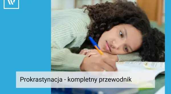 Zmęczona dziewczyna zmagająca się z nauką. Dowiedz się, jak walczyć z prokrastynacją i odzyskać motywację do działania.