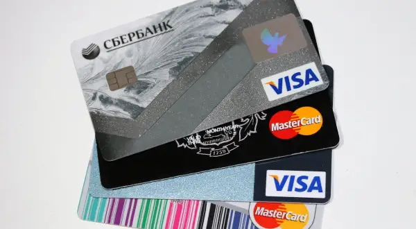 Pile di carte di credito e prepagate, tra cui Visa e Mastercard. L'IBAN è visibile su alcune carte.