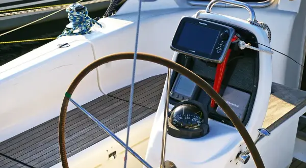 Il timone nave, con bussola e display Raymarine, pronto per la navigazione.