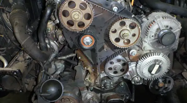 Silnik 1.9 TDI z widocznym paskiem rozrządu i kołami zębatymi.