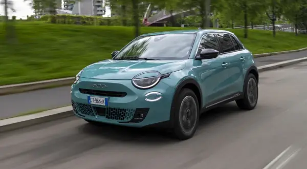 Nowy Fiat 600 w turkusowym kolorze na drodze. Sprawdź atrakcyjną fiat 600 cena!
