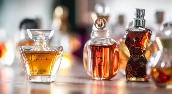 Kolekcja perfum lat 90 damskie: Poeme Lancome, Dune Dior i JPG w ozdobnych flakonach.