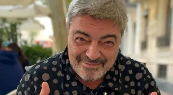 Antonio Canales bailaor, con su característico estilo, sonríe y muestra los pulgares hacia arriba.