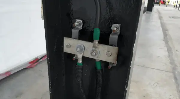 Solidne połączenie przewodów z szyną wyrównawczą, kluczowe dla uziemienia instalacji elektrycznej. Zapewnia bezpieczeństwo.