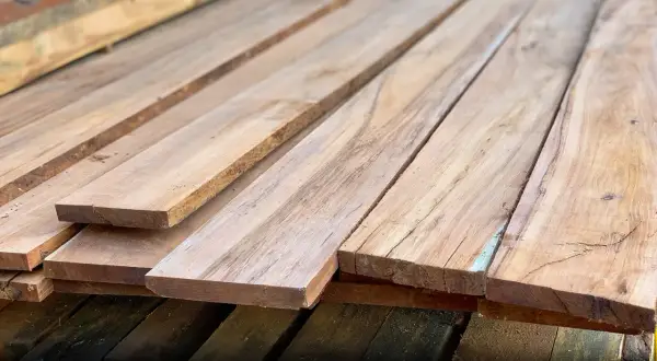 Tablones de madera compuesta apilados, listos para ser transformados en muebles o estructuras.
