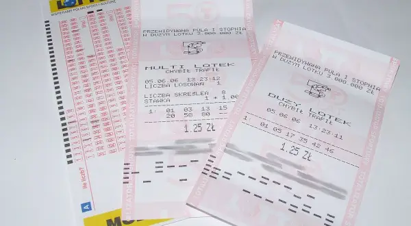 Kupony gry Lotto i Multi Multi z zaznaczonymi liczbami i datami.