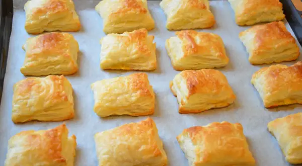 Pieczone kwadratowe ciastka francuskie na blasze.