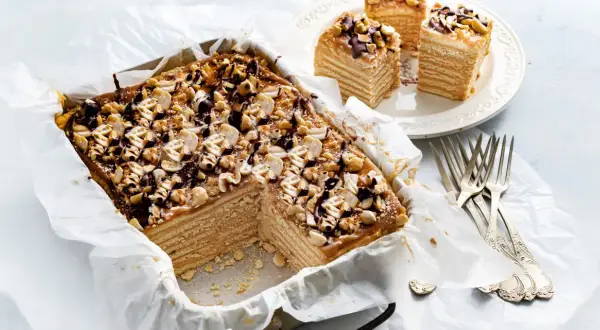 Pyszny snickers bez pieczenia, warstwowy deser z orzeszkami i czekoladą. Idealny na każdą okazję.