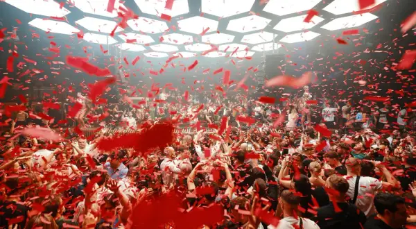 Festa scatenata al Pacha Madrid con coriandoli rossi che piovono su una folla in delirio.