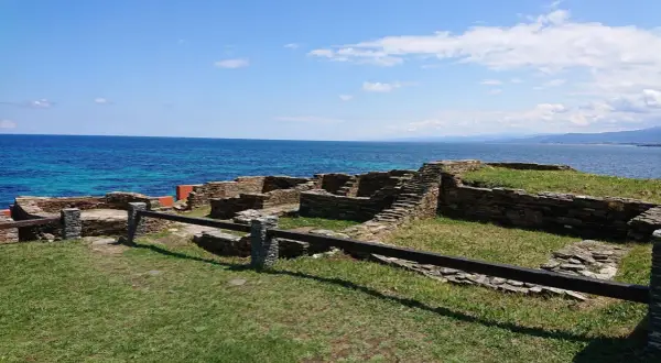 Ruinas del castro de Fazouro junto al mar azul.