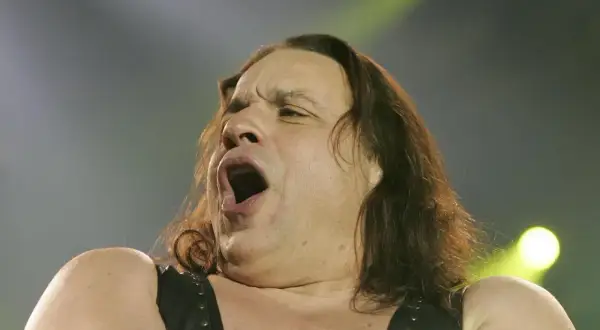 Sänger mit offenem Mund, der die lauteste Band der Welt repräsentiert.