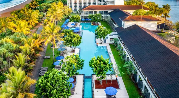 Tropikalny resort nad oceanem, baseny, palmy. Sprawdź atrakcyjne sri lanka ceny wakacji!