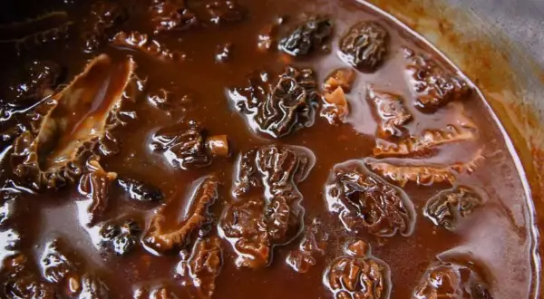 Herzhaftes Kalbshaxen-Rezept in dunkler, sämiger Sauce mit Morcheln. Ein Festmahl!