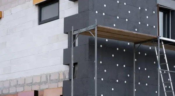 Isolation extérieure d'une maison de 100m2 en cours de pose. Le prix de cette isolation est un investissement pour le confort.