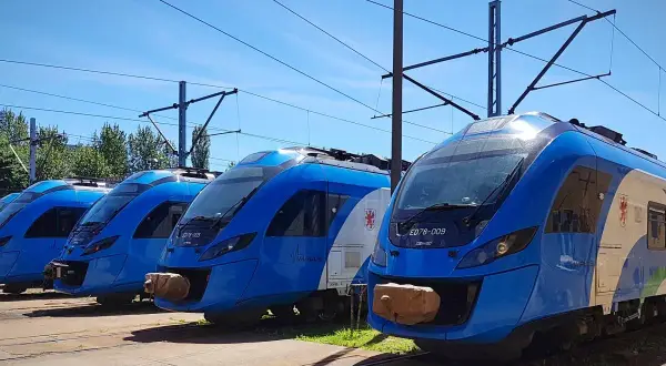 Kolejne pociągi PKP Impuls stoją na bocznicy w Mielnie, gotowe do podróży.