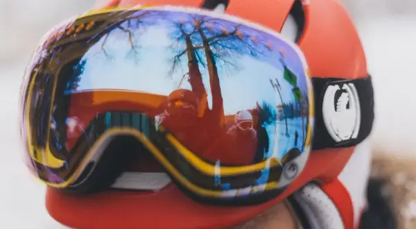 Jak dobrać kask snowboardowy? Poradnik krok po kroku
