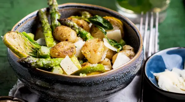 Gnocchi mit Spargel und Zitrone, garniert mit Parmesan. Ein frühlingshaftes Gericht, das Lust auf mehr macht.