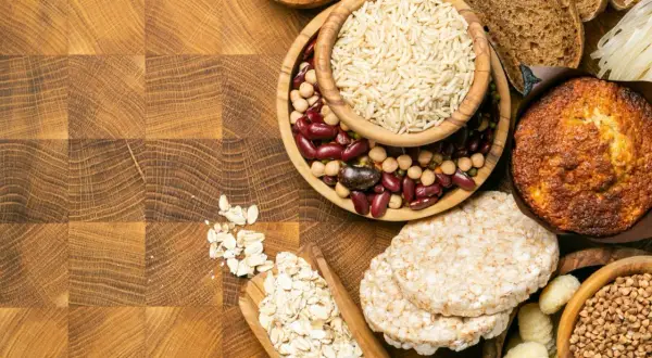 Varietà di alimenti: riso, fagioli, avena, muffin, gallette di riso, pasta e pane. Alcuni sono carboidrati raffinati quali sono, altri integrali.
