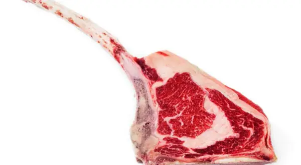 En rå tomahawk-biff med långt ben, perfekt för att grilla.